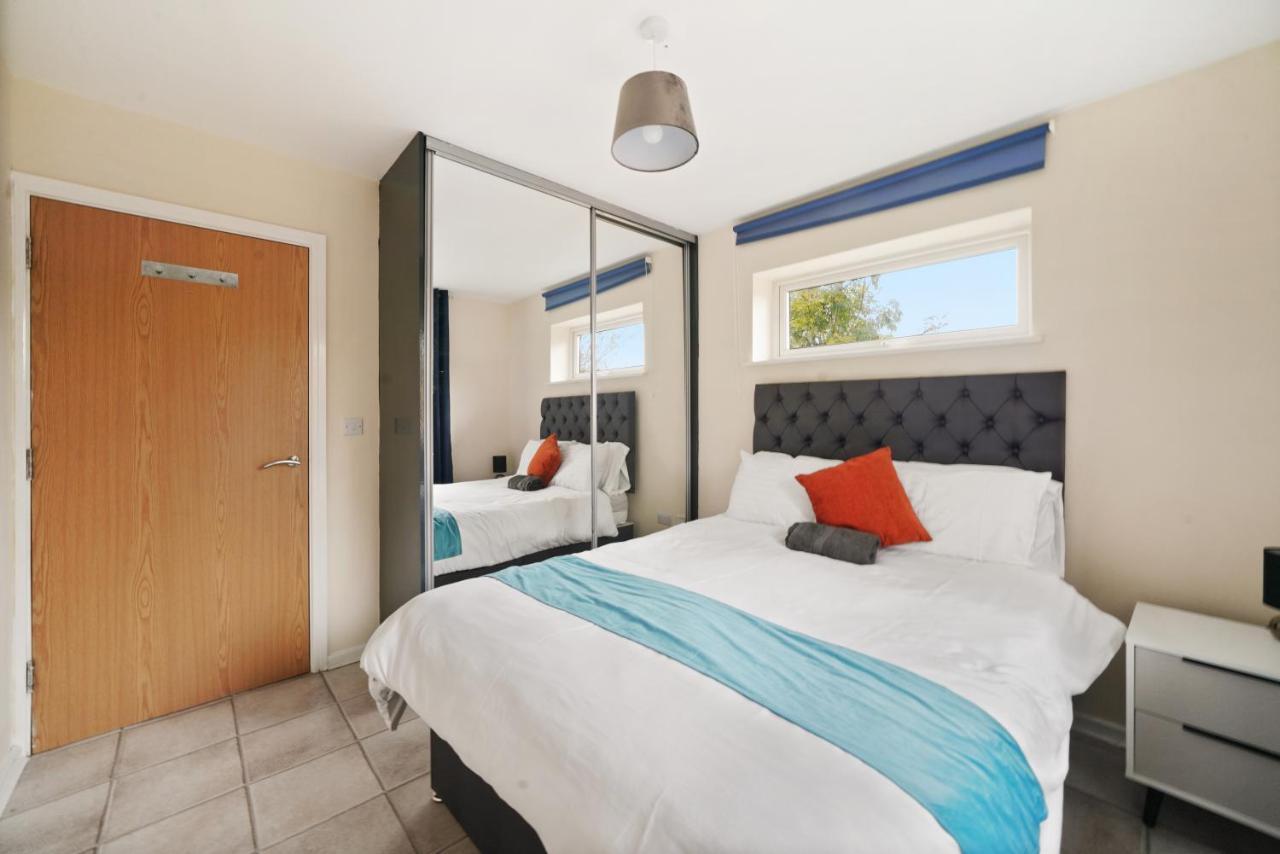 Stoke-on-Trent Peaceful 2Br Flat With Historic Bottle Kilns View & Free Parking Located Near City Centre מראה חיצוני תמונה