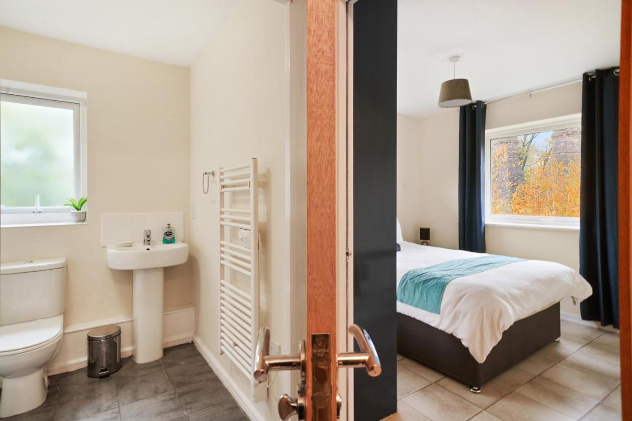 Stoke-on-Trent Peaceful 2Br Flat With Historic Bottle Kilns View & Free Parking Located Near City Centre מראה חיצוני תמונה